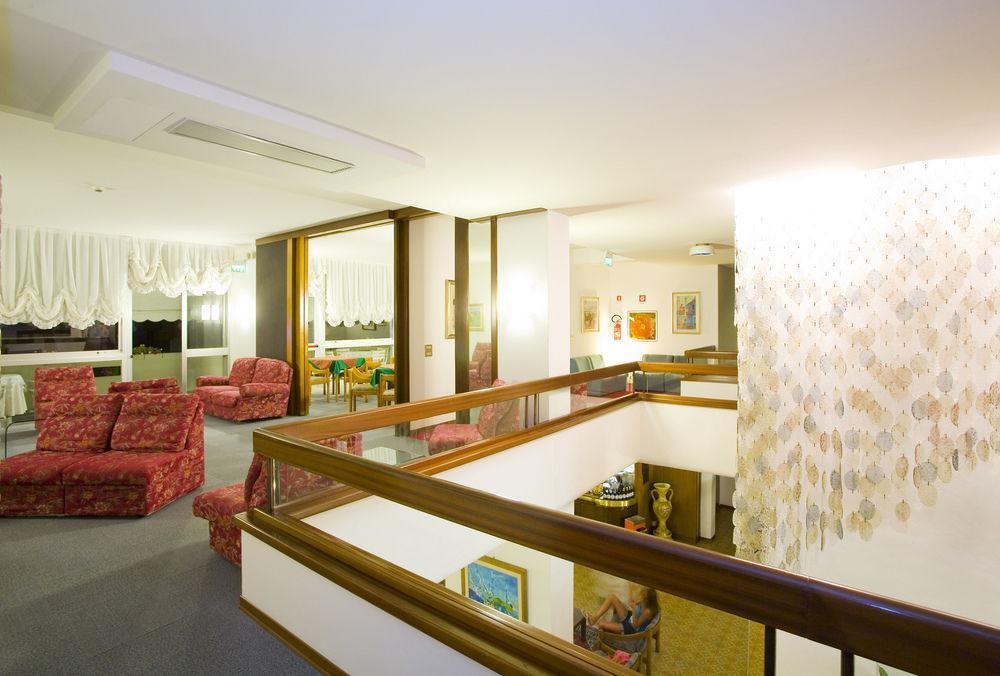 Hotel Metropol كاوْرلي المظهر الخارجي الصورة
